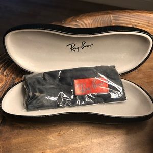Ray Ban case and cloth